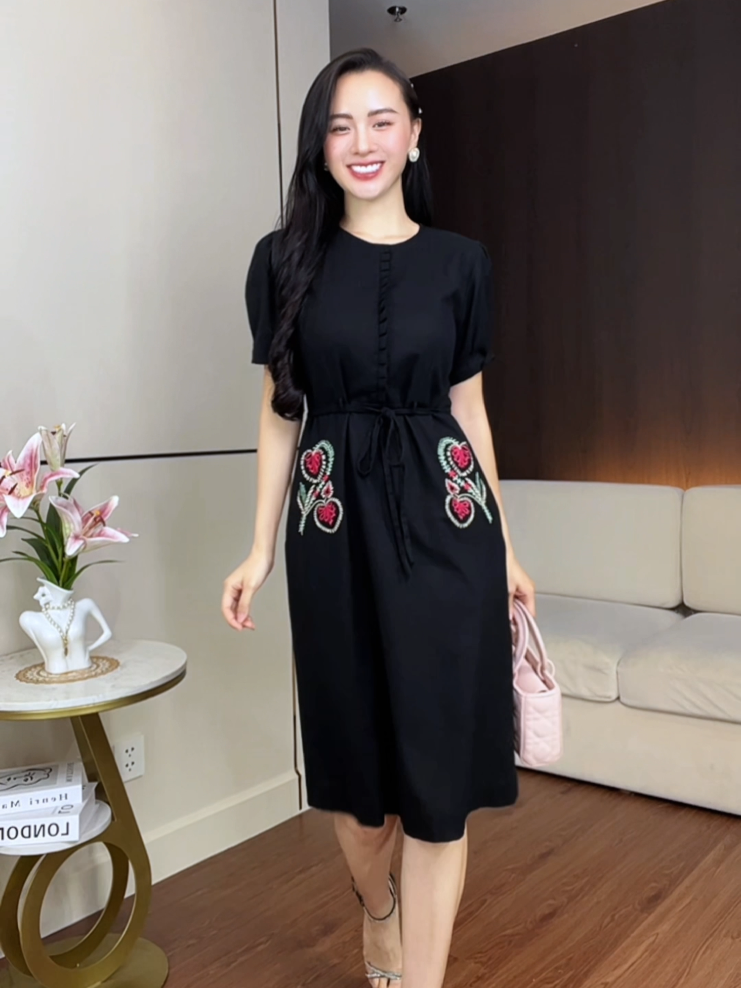 Nhẹ nhàng, nữ tính và cực kỳ dễ mặc – chiếc đầm Linen công sở nàng không thể bỏ qua. #thoitrangtrungnien #swanlake #damlinentheu #thoitrangnu
