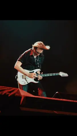 Gak bisa dipungkiri kalo beda generasi dan gak tau karyanya. Tapi jujur pertama kali nonton beliau di konser All Stars, isi kepala gue cuma “anjirrr keren banget!!” “ini pas masih muda pasti cakep banget gila” “gila..gila.. gila” hahahaha gitu aja terus.  Siapa sangka hari itu dengan ketidaksengajaan menemukan pick gitarnya di antara confetti yang udah berceceran. AAAARRGGGHHHHH!! dengan effortlessnya gue menemukan ini?? Kalo kata bose “Nikmat mana lagi yang kamu dustakan” ❤️‍🔥❤️‍🔥❤️‍🔥❤️‍🔥 @Steve Vai thank you @Dewa19 All Stars Official karena konser ini gue bisa nonton langsung steve vai!!❤️‍🔥 #dewa19 #dewa19band #stevevai #fancam #guitarist 