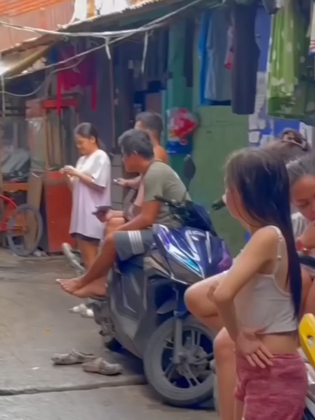 The difficult life of people in the slums in Manil