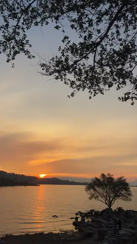 tempat senyaman ini sambil liat sunset dipinggiran danau toba #samosir #toba #privatetrip 