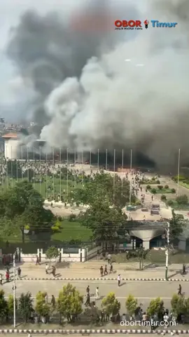 Telisik Awal Mula Gejolak Demonstrasi di Kathmandu, Dari Korupsi hingga Medsos Aksi demonstrasi besar-besaran di Kathmandu, berakhir ricuh dengan serangan terhadap gedung parlemen Pemerintah Nepal, pada Rabu, 10 September 2025.  Pasukan militer Nepal melaporkan setidaknya 27 orang ditangkap dalam kerusuhan yang berlangsung sejak Selasa, 9 September 2025 hingga Rabu, 10 September 2025 pagi hari waktu setempat. Dalam aksi itu, sejumlah oknum dituduh telah melakukan penjarahan, pembakaran, dan aksi anarkis lain di Kathmandu serta sejumlah wilayah lain. “Uang tunai hasil jarahan sebesar NPR 3,37 juta (setara Rp393 juta), berhasil kami sita dari para tersangka,” ungkap pernyataan resmi Angkatan Darat Nepal yang dikutip dari The Himalayan Times, pada Rabu, 10 September 2025. Kericuhan juga menyebabkan korban luka. Sedikitnya 24 anggota kepolisian Nepal dan tiga warga sipil dirawat di rumah sakit militer akibat bentrokan dengan demonstran.  ===================