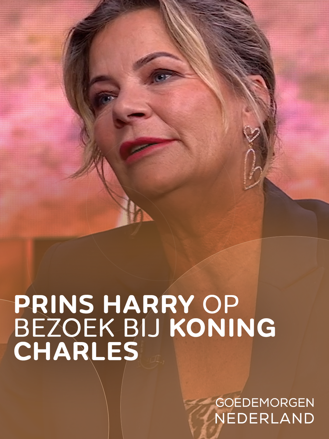 Het Verenigd Koninkrijk is in de ban van de hereniging tussen prins Harry en zijn vader koning Charles🏴󠁧󠁢󠁥󠁮󠁧󠁿👑 Harry kwam woensdagavond aan bij Clarence House, de officiële residentie van Charles en koningin Camilla voor een kopje thee 🫖 Royalty-expert Justine Marcella neemt een kentering binnen het Britse koningshuis waar 🔎 #GMNL #WNL #RoyalFamily