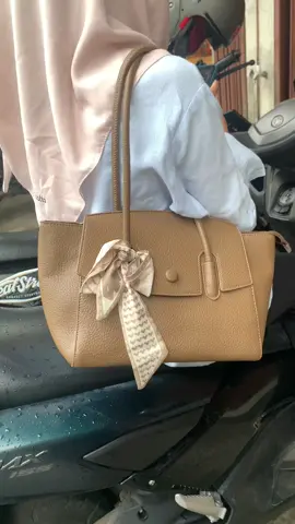 Cocok dibawa kena hujan badai angin asap jalanan tetep awet ✨💫🔥 #taswanita #shoulderbag #lescatino #tomher #mossdoom #fyppppppppppppppppppppppp 