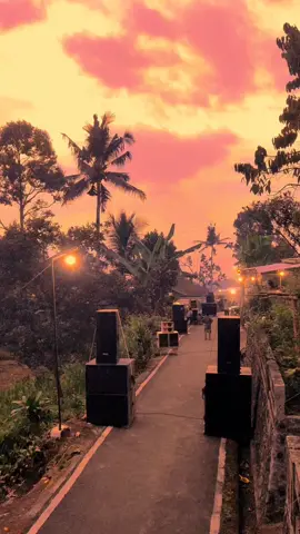 naliko desoku ndue acara,sek ndue sound di kon ngetokne kabeh di stel bareng