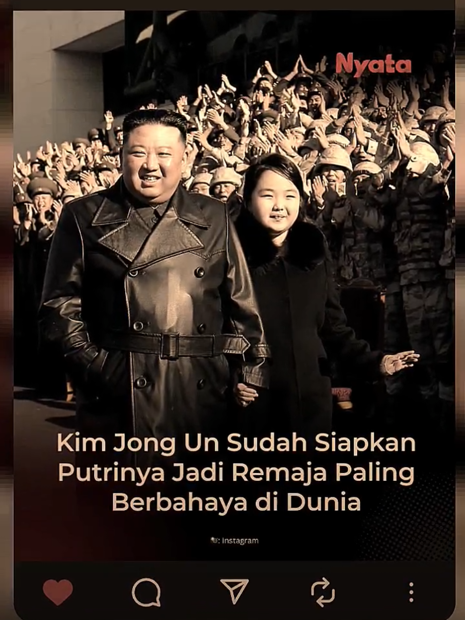 Ada yang mau deketin dia? 🗿 Kim Ju Ae, putri Kim Jong-un yang diperkirakan berusia 12–13 tahun, makin sering muncul di acara penting Korut. Sejak debutnya tahun 2022, ia sudah hadir di lebih dari 15 acara publik, mulai dari parade militer sampai pertemuan dengan pemimpin Rusia & Tiongkok. Media Korut menyebutnya “dihormati”, dianggap sinyal kuat kalau dia sedang disiapkan sebagai penerus dinasti Kim. Dengan gaya yang semakin mirip ayahnya, Ju Ae jadi simbol legitimasi kekuasaan keluarga Kim di masa depan. #fyp #kimjuae #northkorea #kimjongun #foryoupage 