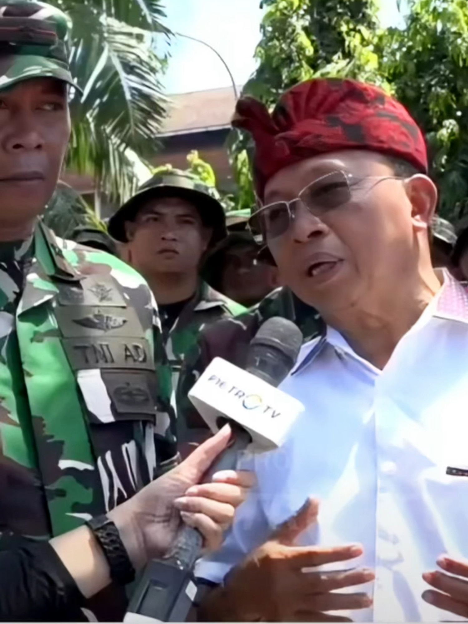 Gubernur Bali, Wayan Koster, turun langsung menelusuri sungai yang diduga jadi penyebab banjir. Langkah cepat ini menuai perhatian warga. Tapi, cukup nggak ya cuma ditelusuri? 🤔 Menurut kalian, apa solusi jangka panjangnya? 🌊👇 #BanjirBali #WayanKoster #BeritaBali #GubernurBali #baliupdate
