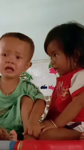 Trưa không chịu đi ngủ mà rủ nhau kiếm đường trốn về không à. Chiếc e bé ngày đầu tiên ngủ lại trường🤣🤣🤣🤣