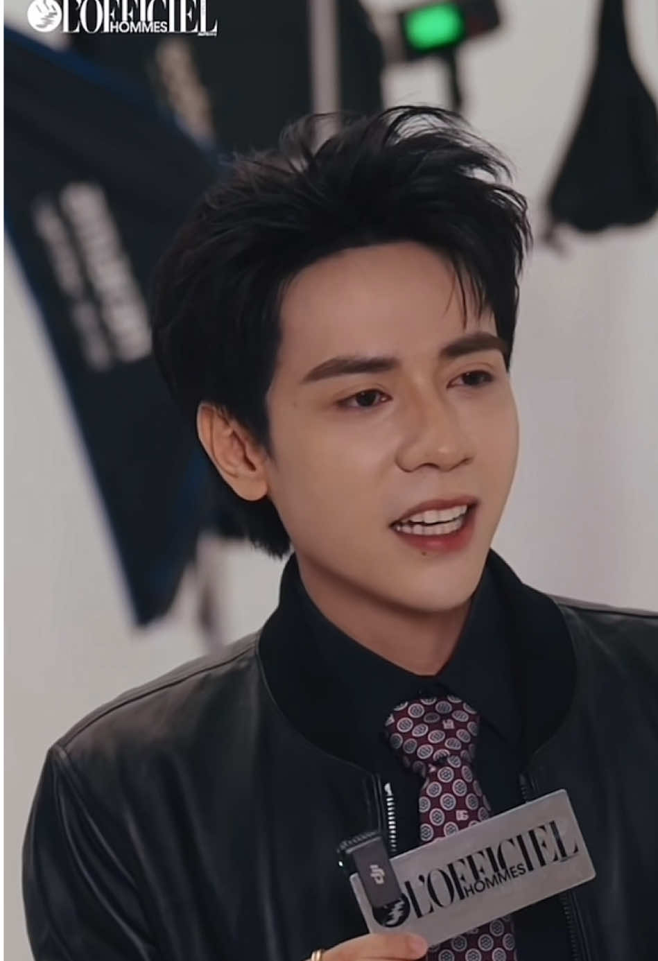 Hát chay mà cỡ này hong đó ✨ Trung bình khi bạn hong thuộc bài thì trên trần nhà sẽ tự động hiện lên lyrics 😆💨 Clip từ L’OFFICIEL Vietnam #QuangHungMasterD #ThaAnhRa #vivoV60_5G #MidnightBerry #LOFFICIEL
