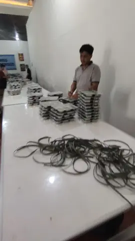 keseruan relawan di dapur MBG yang sedang paking makanan bergizi gratis, yang lain sibuk dia malah ngadem kolong meja😅😅 #dapurmbg #prabowo #relawan #makananviral #makanbergizigratis 