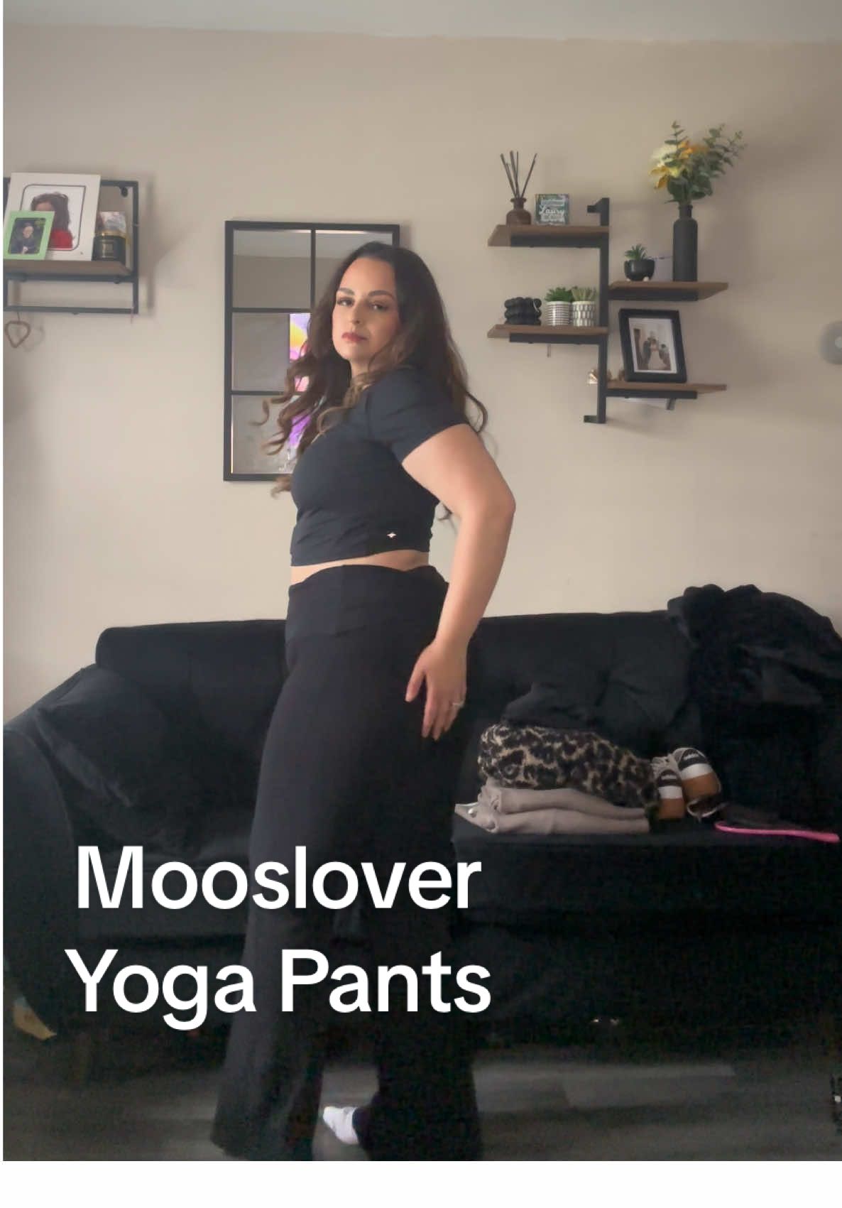 POV: I found the yoga pants that snatch + stretch at the same time 👀✨  @mooslover_official @Mooslover_uk #mooslover #yogapants #flares #tiktokmademebuyit #flashsale 