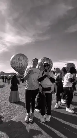 Akhirnya bisa menginjakkan kaki di Limboto! Datang bukan cuma jalan-jalan, tapi juga buat nikmati langit penuh warna dari balon gas yang selalu jadi daya tarik. Suasana, vibes, dan energinya… luar biasa! 🎈🔥