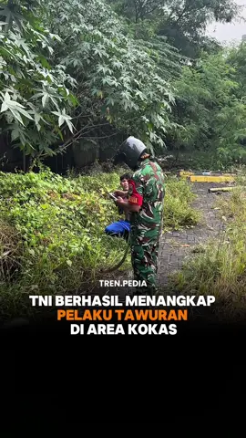 Salut! Anggota TNI berhasil menangkap pelaku tawuran yang sedang mengendarai motor.  Kejadian penangkapan di area Mall Kota Kasablanka, Jaksel pukul 17.20 WIB, 11/09.