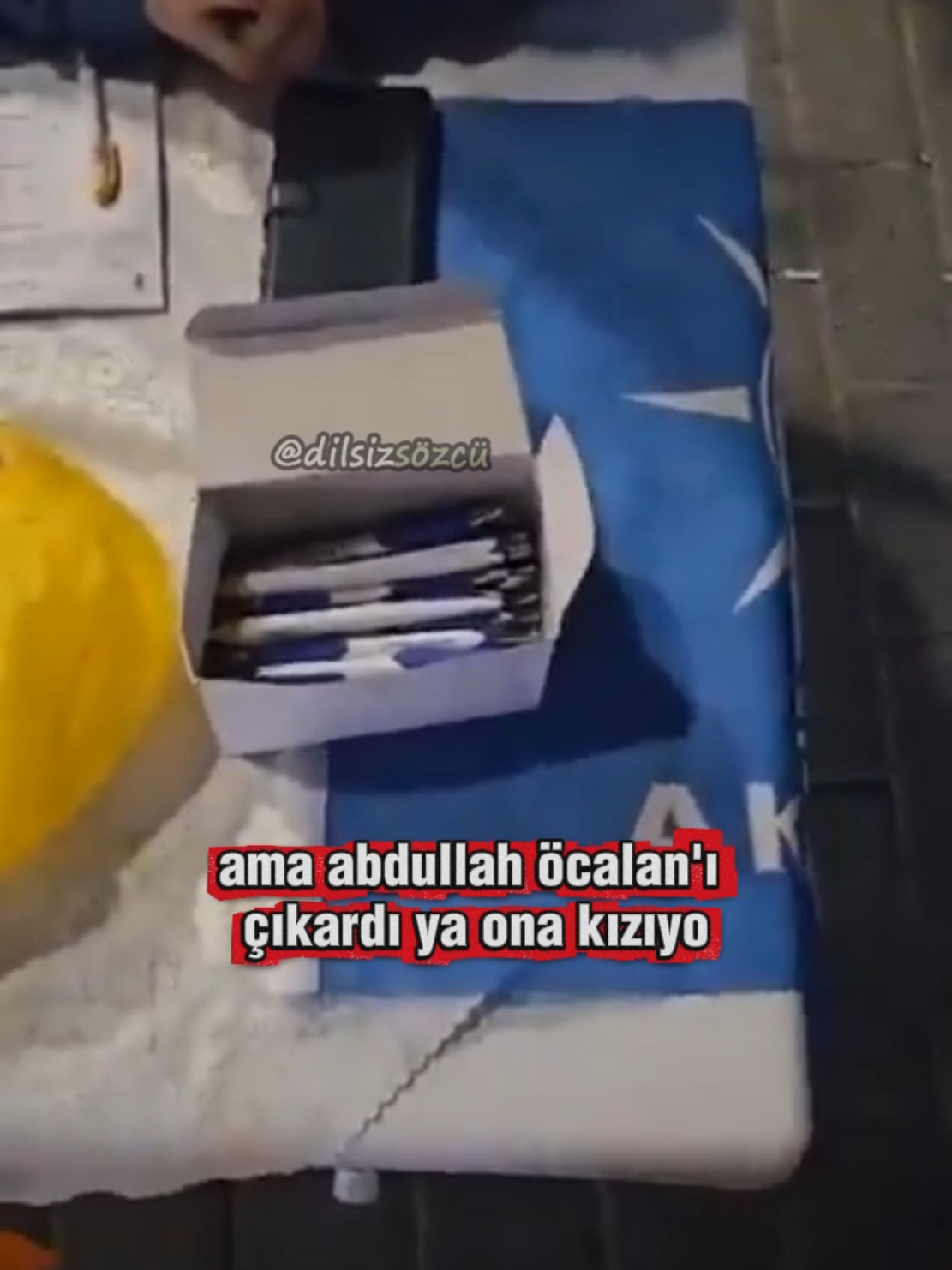AKP standına giden genç ile görevli arasında yaşanan diyalog: Genç: “Ben teşekkür etmek istedim. başkan apo’yu çıkarıyorsunuz, çok sağ olun.” Görevli: “Biz teşekkür ederiz. Nereden geldiniz peki?” Genç: “Dağdan geldim abla. Ben zaten üyeyim” Görevli: “Orada üyelik kaydı yapıyorlar mı?”