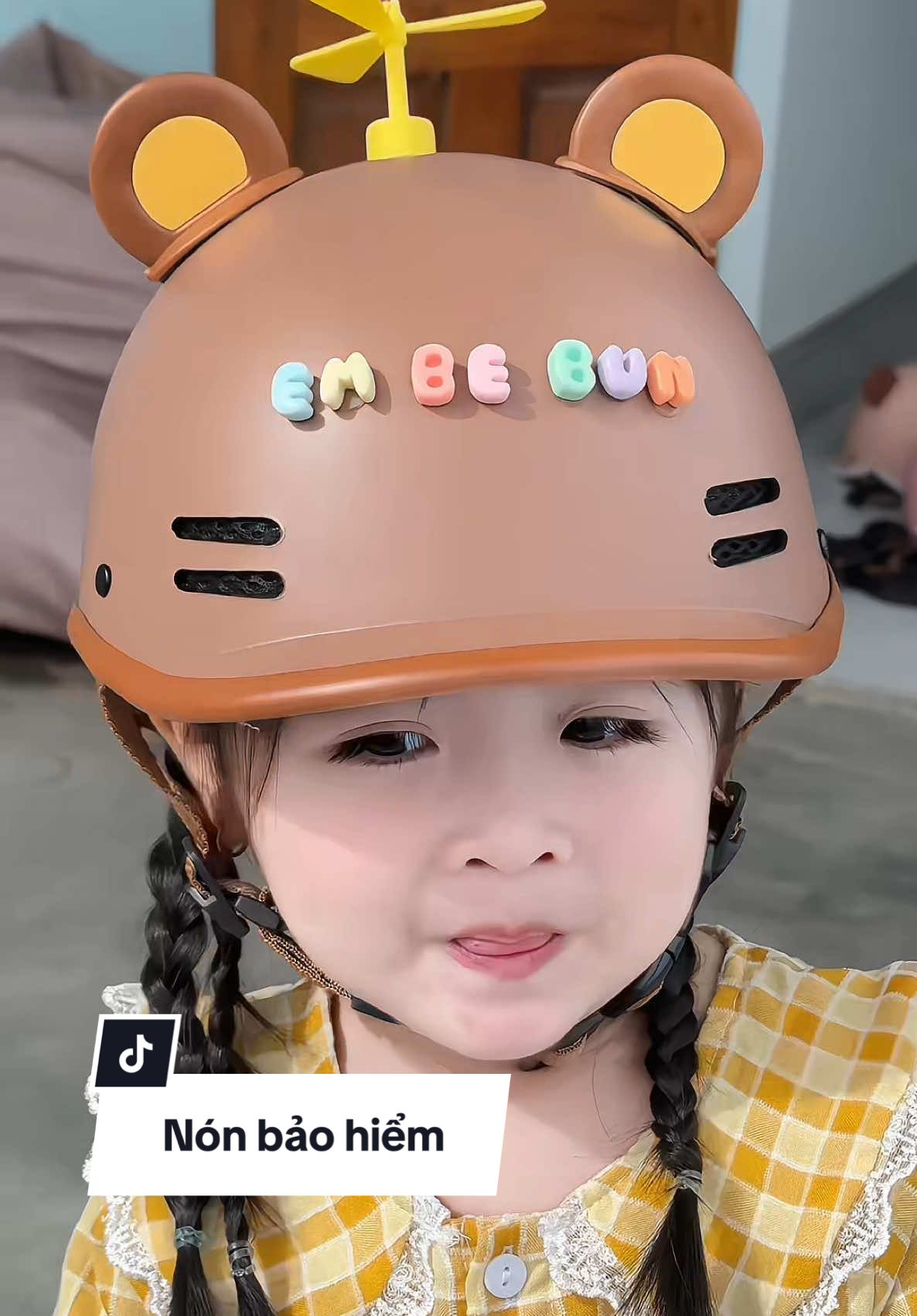 Bé nào cũng nên có một cái nón bảo hiểm để đi xe máy nha… nón đạt chuẩn đi xe. Có của người lớn mua mang cặp với con nha #embun #nonbaohiempipon #nonbaohiemchobe #nonbaohiem #nonbaohiemcokinh 