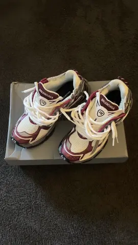 From @stockxkicksvip.com use code „B4u“ for discount #shoes #balenciaga #runner #burgundy #fashion 