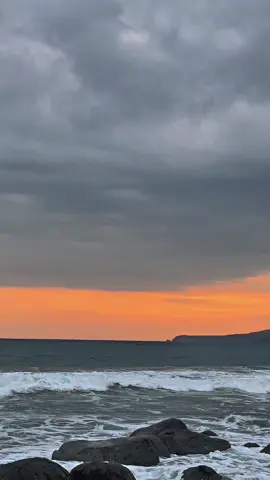 Pantai palabuhan ratu gak ada obat ,, selalu bikin nyaman 🥹☺️ #pantai #pantaivibes #pantaiselatan #palabuhanratu #palabuhanratusukabumi #sunsets #pantaikaranghawu #fyp #fypage 