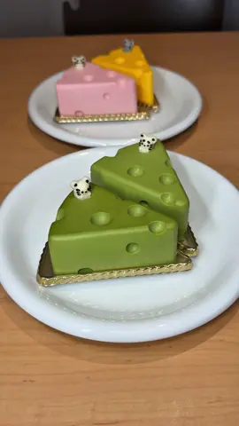 日本一可愛い抹茶のネズミチーズケーキ🧀🍵 口福の抹茶チーズケーキ 590円 穴あきチーズにネズミが乗った トムとジェリーを連想させる可愛すぎるチーズケーキ🧀 外はチーズのムースでふわふわ 中はシュワっととろけるスフレの2層構造になっていて、クリームチーズ・マスカルポーネ・リコッタの3種類のチーズが奏でるハーモニーは絶品！ 🍚店名: 京・菓る茶cafe 住所: 京都府京都市中京区松屋町51  最寄駅: 烏丸駅から徒歩6分 営業時間:10:00〜19:00 定休日：水曜日 #京都グルメ#Japanesefood#tiktokfood