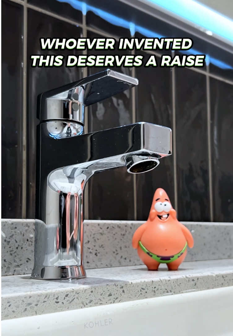 This $8 gadget just turned my boring faucet into a 360° super faucet 🤯🚰 #tiktokmademebuyit #amazonfinds #homeessentials #LifeHack #viralproduct  