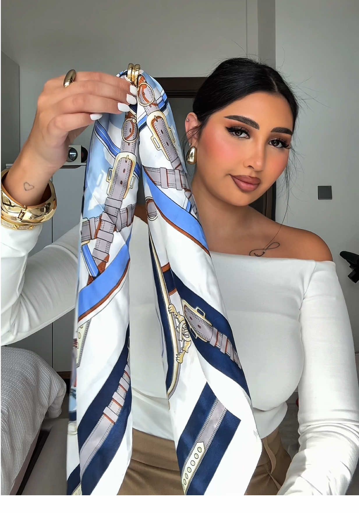 ✨ Want to give your simple outfits a fresh twist? Add a handkerchief! This small detail can instantly upgrade your whole look. Keep one close — it’s a game changer.إذا حسيت لبسك ناقصو شوية هيبة، المنديل هو السر! إكسسوار بسيط بس بيعطي فرق كبير✨ #explore #fashionhacks #dubai🇦🇪 #fyppppppppppppppppppppppp #امارات 