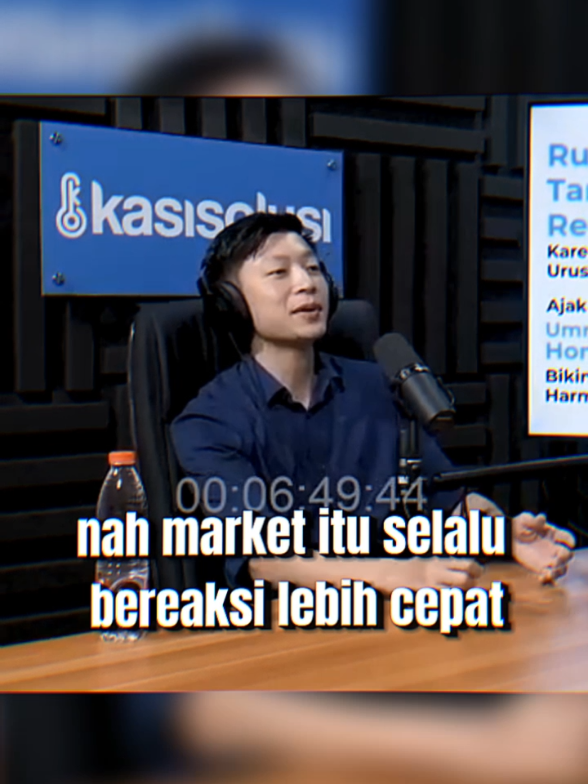pasar bergerak lebih cepat daripada data resmi atau berita yang keluar. Jadi, sebelum data ekonomi diumumkan, atau sebelum berita besar masuk ke media, harga sering kali sudah bergerak lebih dulu karena: 1. Ekspektasi & Prediksi Investor dan trader selalu mencoba menebak apa yang akan terjadi. Misalnya: sebelum laporan inflasi diumumkan, market sudah naik/turun karena pelaku pasar memperkirakan hasilnya. 2. Akses Informasi Lebih Cepat Institusi besar, analis, dan smart money biasanya punya riset mendalam, jadi mereka bisa ambil posisi lebih dulu. Retail (investor kecil) biasanya baru tahu setelah berita muncul, padahal market sudah bergerak. 3. Psikologi & Sentimen Pasar tidak menunggu kepastian 100%, tapi bereaksi terhadap dugaan atau sentimen. Contoh: isu suku bunga akan naik → market saham bisa jatuh duluan, meski pengumumannya baru minggu depan. 👉 Jadi maksudnya: jangan tunggu berita resmi untuk bereaksi, karena ketika berita keluar, harga biasanya sudah mencerminkan berita itu. #andryhakim #stockwise #saham #market #fyp 