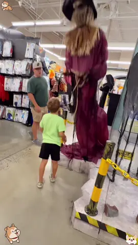 Funny Spirit Halloween #spirithalloween #halloween #scareprank #scard #sceream #usa🇺🇸
