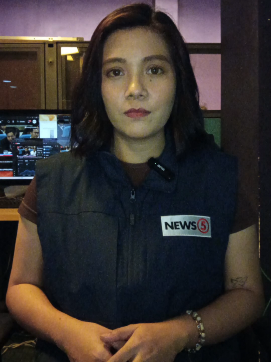 BATCHMATE RA, PERO WALA’Y KONEKSYON #News5Bisaya | Gipanghimakak ni Bicol Saro Rep. Terry Ridon ang bisan unsang koneksyon kang former Department of Public Works and Highways (DPWH) assistant district engineer Brice Hernandez, nga miakusang adunay kickbacks nga nadawat nila Sen. Jinggoy Estrada ug Sen. Joel Villanueva gikan sa flood control projects sa Bulacan. Mitubag si Senator Estrada pinaagi sa pag-post sa Facebook ug karaang yearbook photos nila ni Ridon ug Hernandez uban sa mga hashtag nga nagpasabot og koneksyon, apan giingon ni Ridon nga kini misleading ug walay kalabutan sa imbestigasyon. | via Liway Abas 