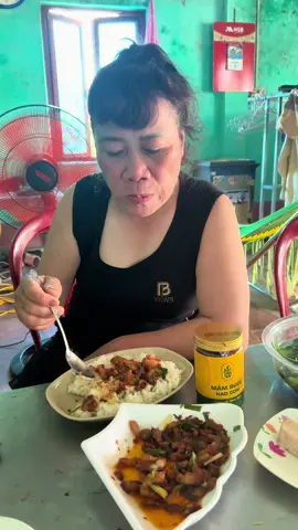 Mẹ ck thích mâm cao cỗ đầy thì khó chiều , chứ mẹ cứ ăn dân dã thế này thì con cân tất luôn #huonghonho #ăncungtiktok #xuhuong #methosinhdoi #mắm 