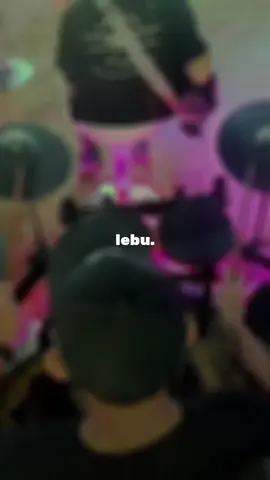 Koyo lebu keterak angin miber semembur. ♪ LEBU @muflykey @dinikurniaw #muflykey #dinikurnia #lebu #music #musikgram__ 