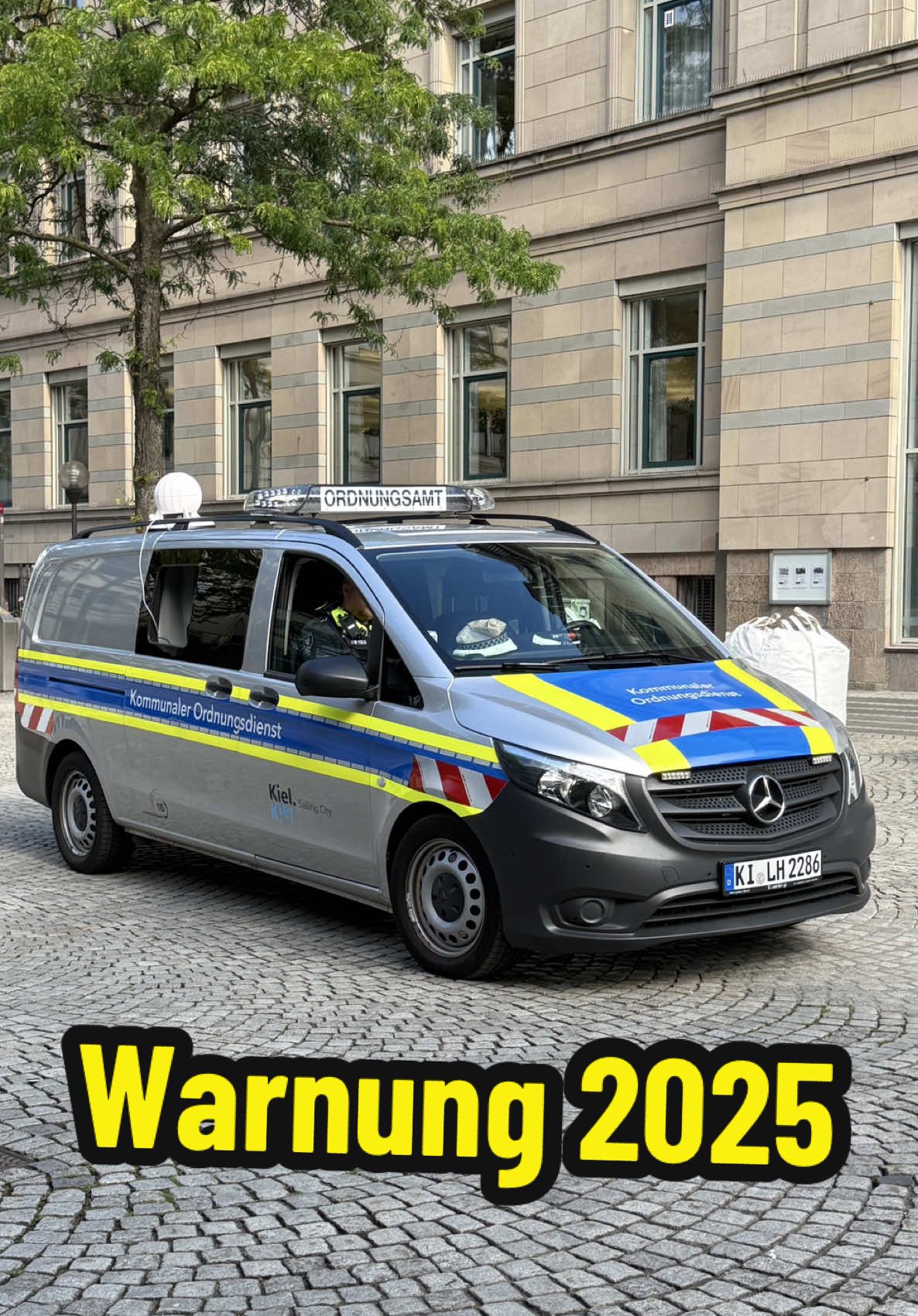📢 Hier im Video sehen Sie den Kommunalen Ordnungsdienst Kiel im Einsatz. Der Kommunale Ordnungsdienst unterstützt den Katastrophenschutz mit mobilen Warnanlagen, um die Bevölkerung im Ernstfall schnell und zuverlässig zu informieren – mit Warnton zur Warnung und später zur Entwarnung. 🚐 Im Einsatz ist hier ein Mercedes Vito mit dem Kennzeichen KI: LH 2286, ausgestattet mit einer mobilen Anlage, die die Töne für Warnung und Entwarnung abspielt. Diese Tests sind enorm wichtig, damit im Ernstfall alle Warnsysteme funktionieren und die Menschen in Kiel bestmöglich geschützt sind. ✅ #Kiel #Warntag #Katastrophenschutz #KommunalerOrdnungsdienst #Sicherheit