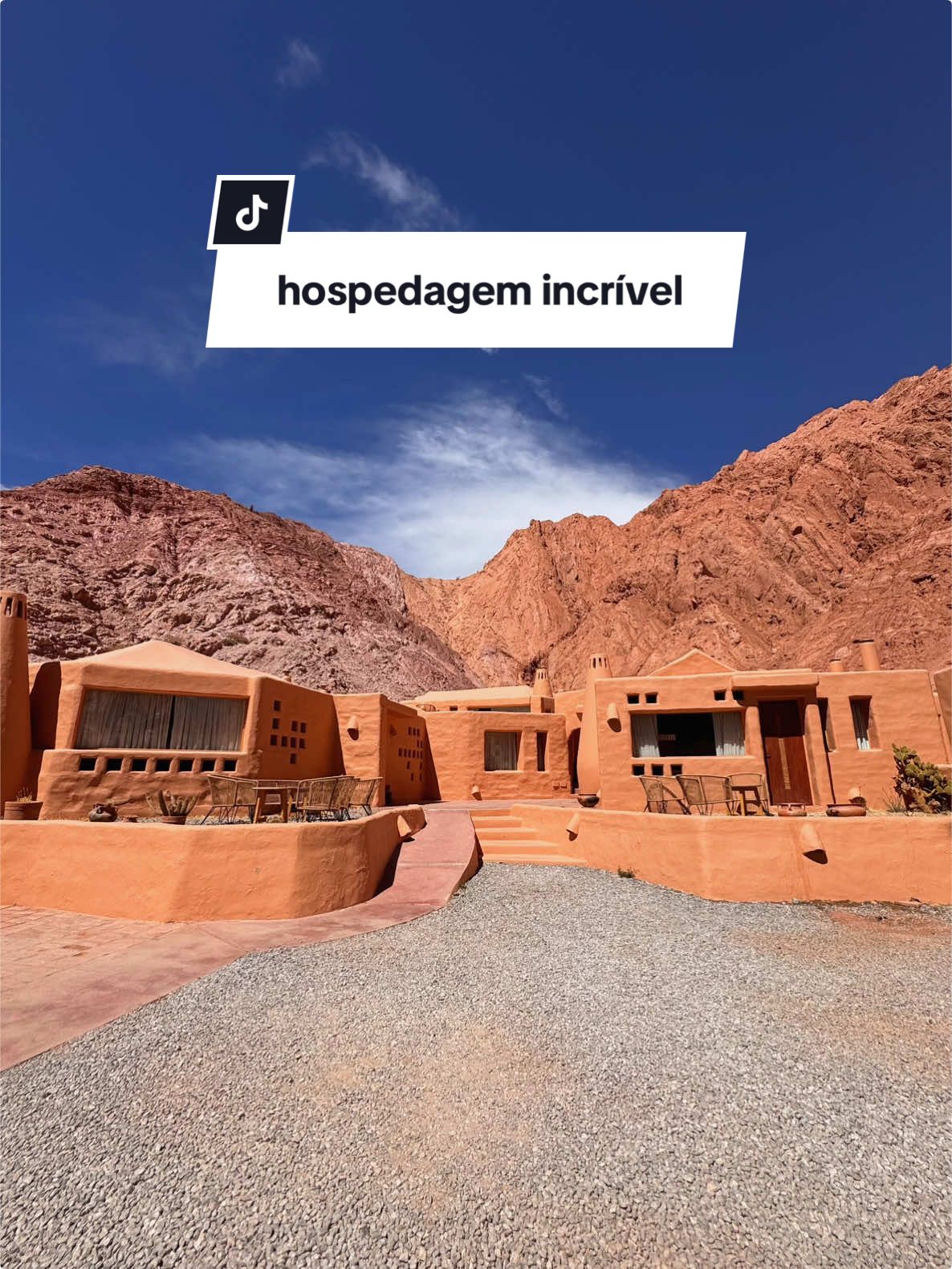 —— a hospedagem mais incrível que já ficamos, nesse lugar encantador chamado Purmamarca 🌵🦙✨ se hospedar na @loscoloradosjujuy é uma verdadeira imersão na vida, arquitetura e cultura local, além de oferecerem o conforto necessário pra descansar e se desconectar da correria do dia a dia ✨ já salva esse vídeo pra não perder essa dica e compartilha com quem vai viajar com você 🤎 . . . . #hospedagensincriveis #dicasdehospedagem #jujuy #jujuyargentina #purmamarca 