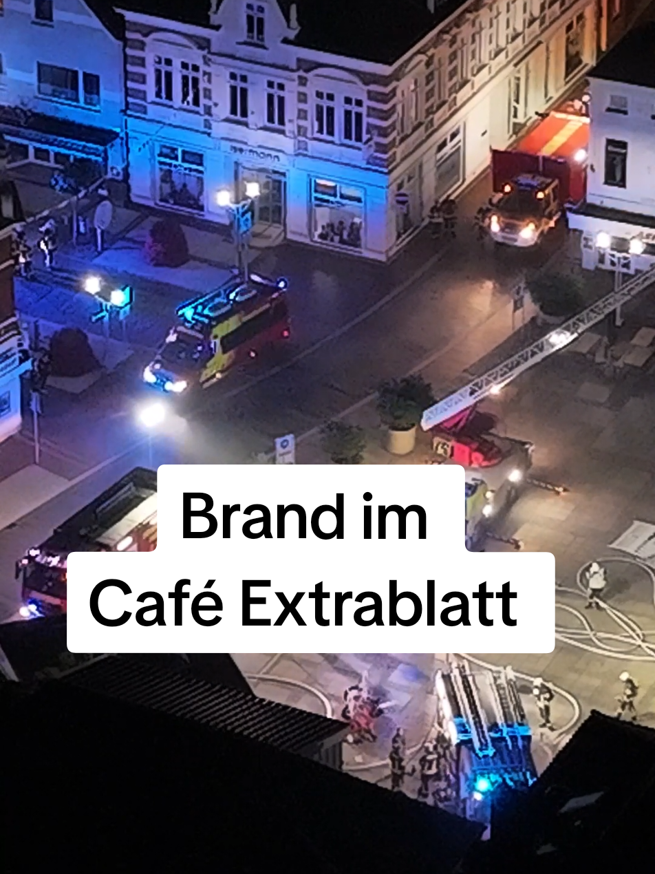 In der Nacht zu Donnerstag, 11.9 2025, kam es im Auricher Café Extrablatt zu einem Brand. Dichter Rauch legte sich über den Marktplatz. Was passiert ist, erfahrt ihr im Video. Ein Video von Jurij Babanin. #Blaulicht #Gastronomie #Aurich #Ostfriesland #OstfriesischeNachrichten 
