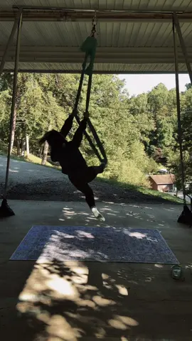 Warming up a little before I had a private class on the rig at the house with one of my faves, Rebecca #draftfrom2daysago 