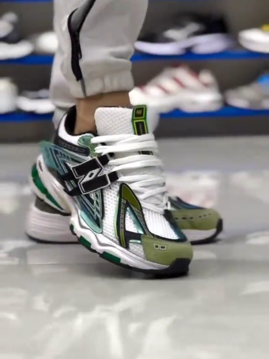⚡ مع New Balance كل خطوة قوة وأسلوب! انطلق براحة وأناقة أينما كنت 👟✨