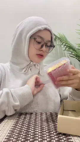 orang laki makan nampak kesian, orang perempuan makan nampak gem-ESHH!!🥰 #asmr #unboxing #dubaichocolate #kunafapistachio #kunafaviral #kunafachocolate #kunafapistachio #fyp 