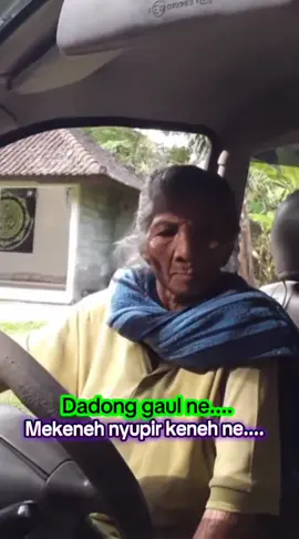 dadong gaul ne....  nyupir keneh ne....  jeg di bangku supir e menek.... 