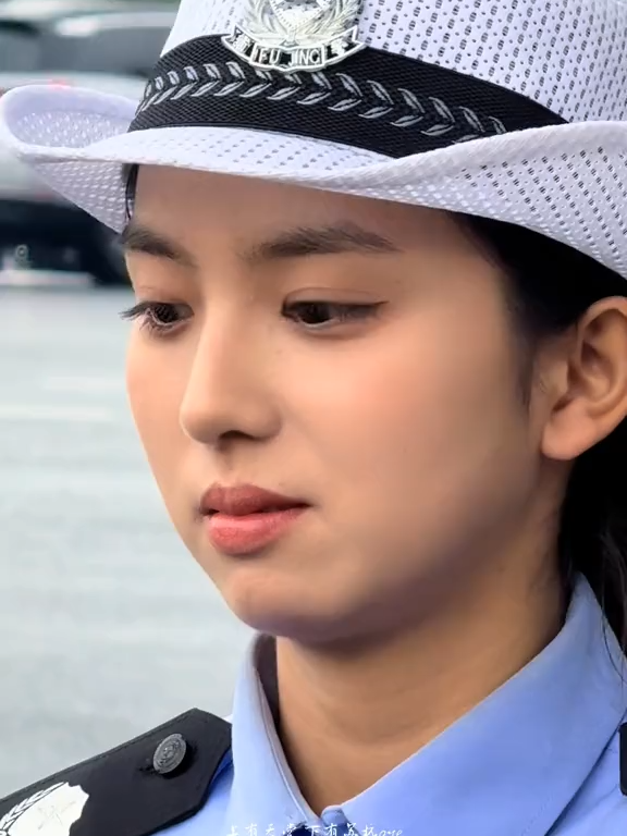 气质独特的华倩警官，被路人夸得都不好意思了 #华倩🇨🇳 #杭州🇨🇳