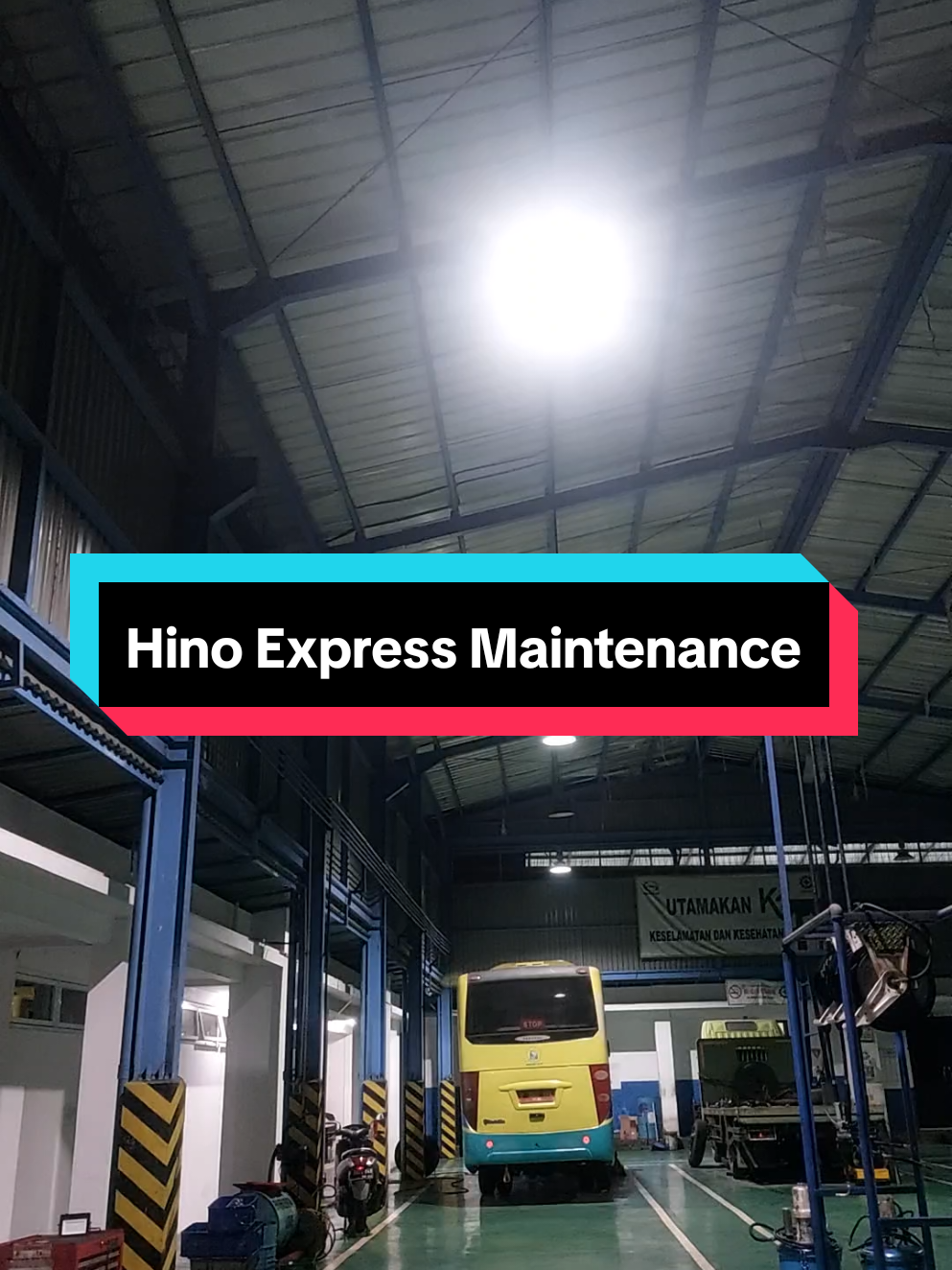 Hino Express Maintenance adalah layanan servis cepat di dealer resmi Hino yang menawarkan perawatan berkala dengan durasi maksimal 59 menit. Layanan ini dirancang untuk menjaga produktivitas pelanggan dengan menyelesaikan servis periodik (termasuk penggantian oli dan filter) dengan cepat menggunakan dua mekanik ahli, bay khusus, serta peralatan khusus, sehingga pelanggan dapat kembali beroperasi tanpa mengganggu jadwal bisnis mereka.  Fitur Utama Hino Express Maintenance Durasi Cepat: Pengerjaan servis hanya memakan waktu sekitar 59 menit.  Dua Mekanik Khusus: Pengerjaan dilakukan oleh dua orang tenaga ahli yang terlatih khusus untuk menyelesaikan servis lebih cepat.  Fasilitas Khusus: Menggunakan service bay khusus dan special tools untuk mendukung proses perawatan yang efisien dan aman.  Kualitas Terjaga: Meskipun cepat, kualitas pelayanan tetap diutamakan untuk menjaga kendaraan beroperasi secara maksimal.  Booking Sistem: Pelanggan bisa membuat janji terlebih dahulu untuk menghindari waktu antri.  Untuk Servis Berkala Saja: Layanan ini ditujukan untuk servis periodik yang tidak membutuhkan perbaikan lain di luar jadwal standar.  Manfaat bagi Pelanggan Meminimalkan Downtime Kendaraan dapat kembali beroperasi lebih cepat, mengurangi gangguan pada jadwal bisnis.  Efisiensi Waktu: Pelanggan tidak perlu menunggu terlalu lama untuk mendapatkan perawatan kendaraannya.  Produktivitas Terjaga: Dengan perawatan yang cepat, kendaraan Hino dapat terus memberikan kinerja maksimal.  Delaer Hino Jakarta •Sales •Service •Sparepart More Info : 0813.3377.2235 #hino #dealerhino #servicetruck #hinojakarta #spareparthino 