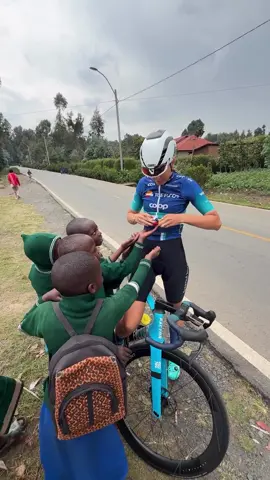 Please enjoy this chocolate 🍫 that gives energy to the cyclist 🚴🏽‍♂️ and to all of you as well ✌️ #uci2025 #tiktok 