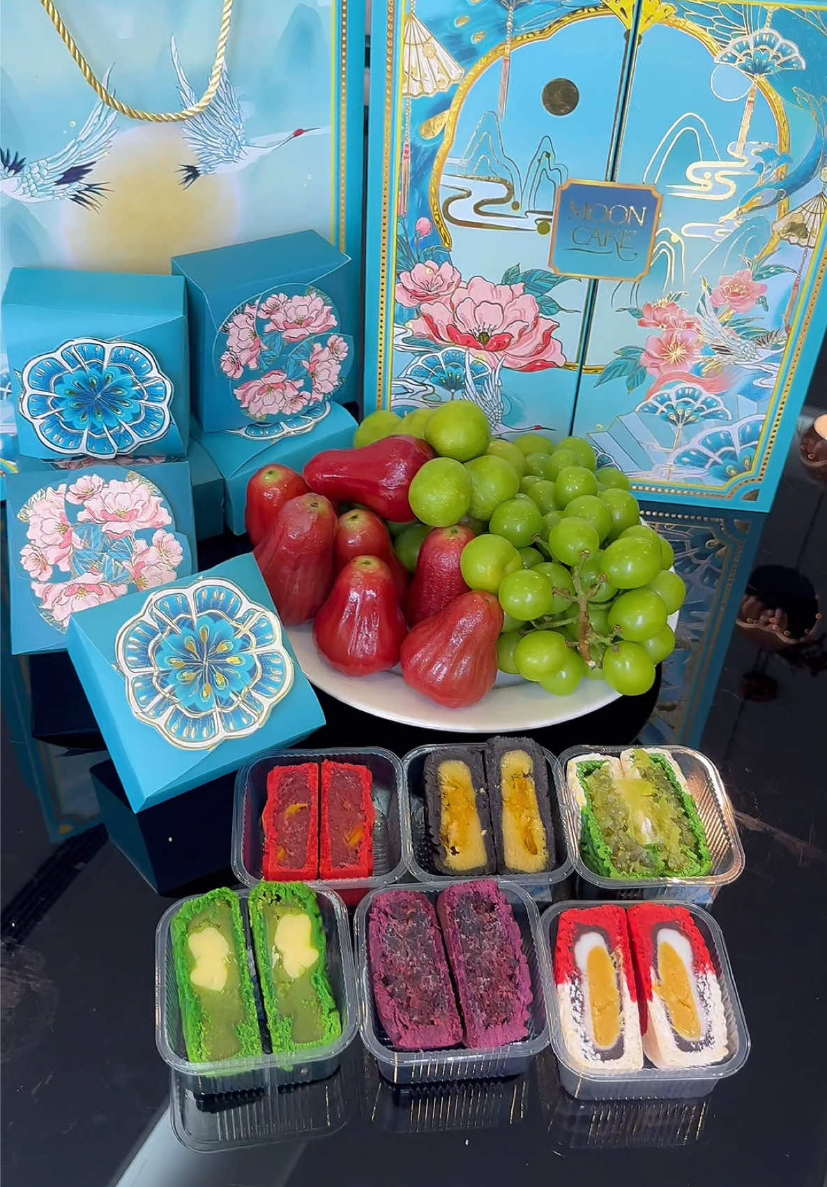 Set này vừa đẹp- vừa sang. Bánh tươi ngon và ít ngọt. Hộp sang và mẫu độc đáo🥰🥰🥰 #food #xuhuong #banhtrungthu #banhtrungthucaocap #banhtrungthubinhboong 