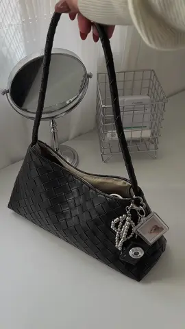 What’s in my woven bag?! #wovenbag #totebag #shoulderbag #kilikilibag #bag 
