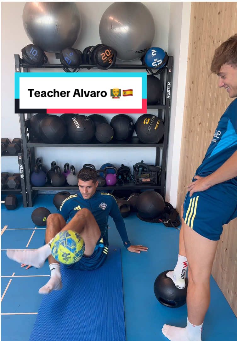 @jeesusrodriiguez_ learning from the teacher @Alvaro Morata 😂🇪🇸💙 #morata #jesusrodriguez #como1907 #spainfootball #serieaenilive 