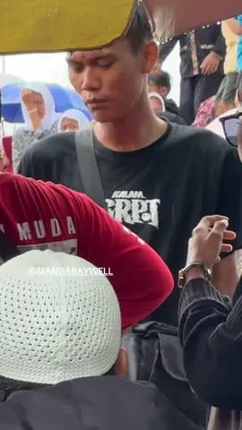 Ada senyuman di bawah rintik hujan