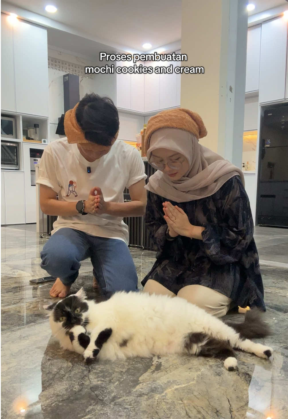 Proses pembuatan mochi cookies and cream hanya digoyang dan ditepuk-tepuk sampai mengebang Ayo vote apakah bts konten ini perlu kita edit juga😌