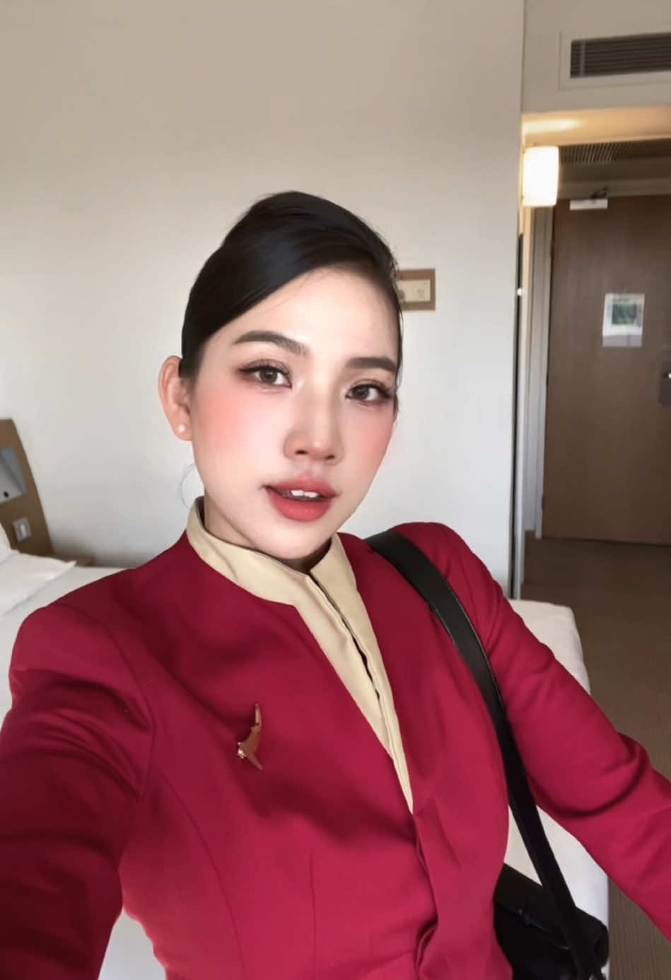 Hành trình 11 năm sát cánh cùng bầu trời của mình gói gọn trong 15 giây, 11 năm cho 3 màu áo, màu nào cũng yêu quý và biết ơn ❤️  Ngày 10/02/2014 mình bước chân vào ngành Hàng không. Mục tiêu ban đầu là mình định xin vào phòng PR của Vietjet do chuyên ngành tốt nghiệp ĐH của mình là về PR. Duyên số đưa đẩy mình thử sức với cv TVHK này và gắn bó đến tận bây giờ. Sau 11 năm mình vẫn chưa tin được là mình có thể gắn bó với công việc này lâu như vậy và hiện tại vẫn đang rất enjoy mặc dù mình đã chuyển sang bay cho hãng Quốc tế và sống ở 1 đất nước khác, rất hay khóc vì nhớ nhà nhớ ba mẹ, nhưng mà nghĩ đến đoạn đi ngủ đêm khắp TG rồi lãnh 1 ề perdim mình thấy có động lực sống xa nhà hẳn 🤭🤭🤭 It’s been 11 years and still counting… #vietjetair #bambooairways #cathaypacific #aviation #xh 