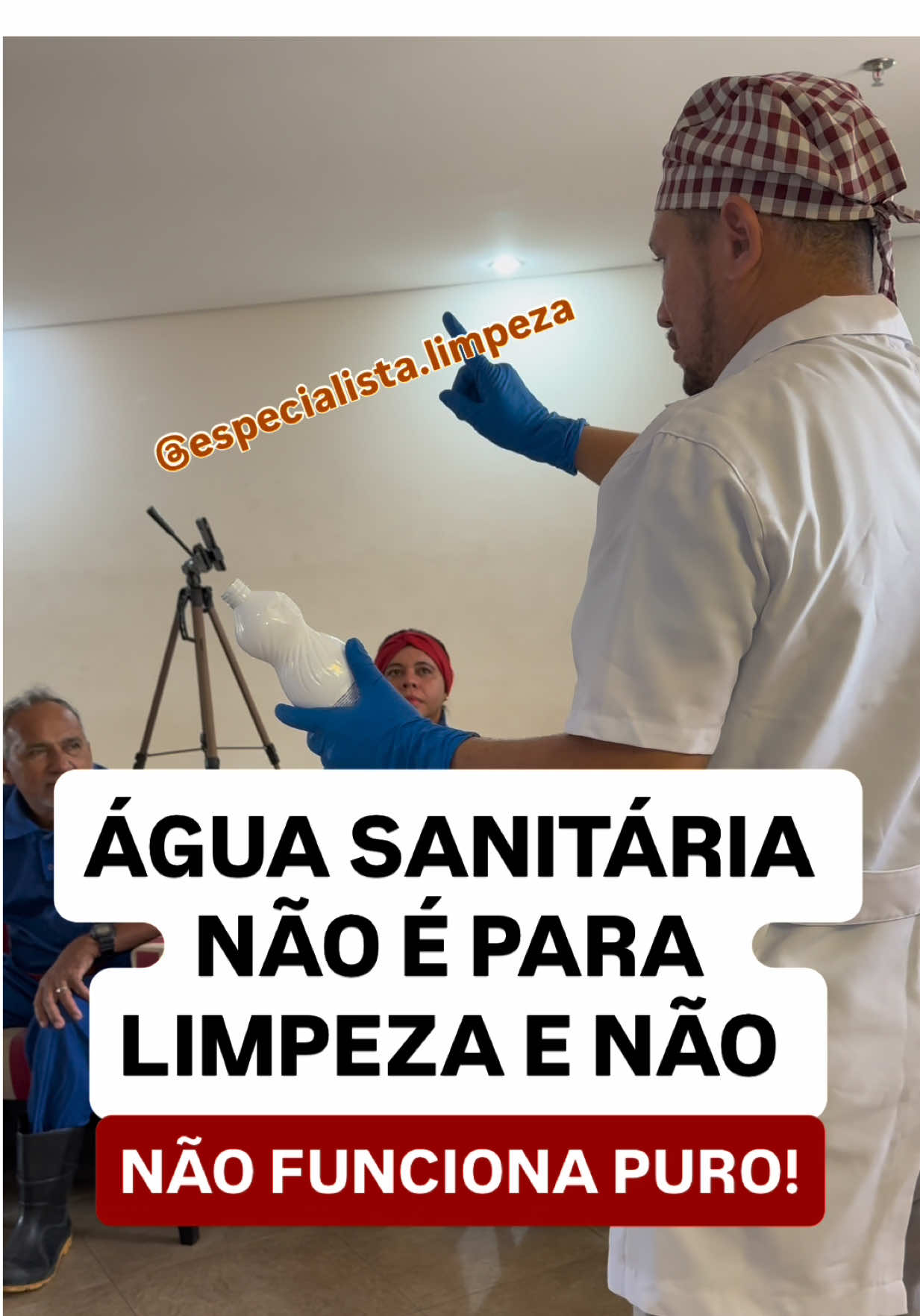 Água sanitária não é para LIMPEZA!😳 Não funciona PURO!😱 🚨Este produto não possui agentes tensoativos ou seja detergente em sua composição, então não tem poder de remover a sujidade orgânica e inorgânica. 🛑 Porque não usar PURO? A concentração de hipoclorito de sódio é 2% ou seja 2.000ppms e para desinfetar uma superfície só precisa de apenas 200pms e se você quiser saber mais sobre este assunto! ⚠️Eu posso te enviar no Direct um link do acesso a 03 AULAS GRATUITAS sobre LIMPEZA! Basta comentar ⤵️ AULA GRÁTIS 