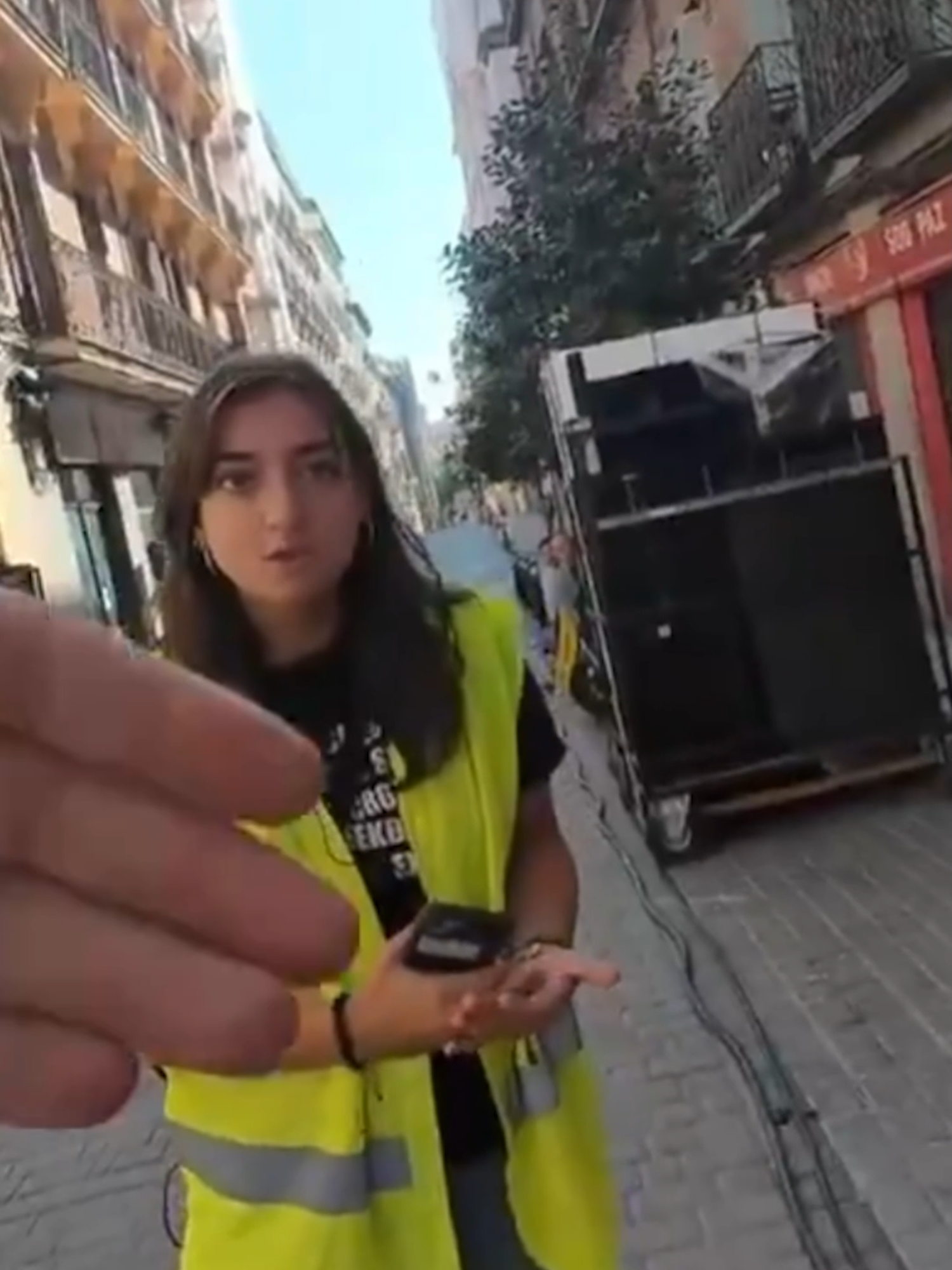 VIVIENDOENLACALLE CASI ATROPELLA A UNA CHICA QUE LE CORTABA EL PASO #viviendoenlacalle #jonyviviendoenlacalle #twitch #live #irl