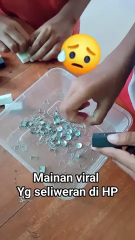 Alhamdulillah... gurunya sudah melarang anaknya untuk membuat penghapus gasing... tidak diberikan bukan soal harga 4 buah penghapus, tapi fungsi, yang disalah gunakan Kreatif boleh tpi bisa bahaya buat diri sendiri atau orang lain. #AkibatSeringLihatVideoMainanViralDiHP 