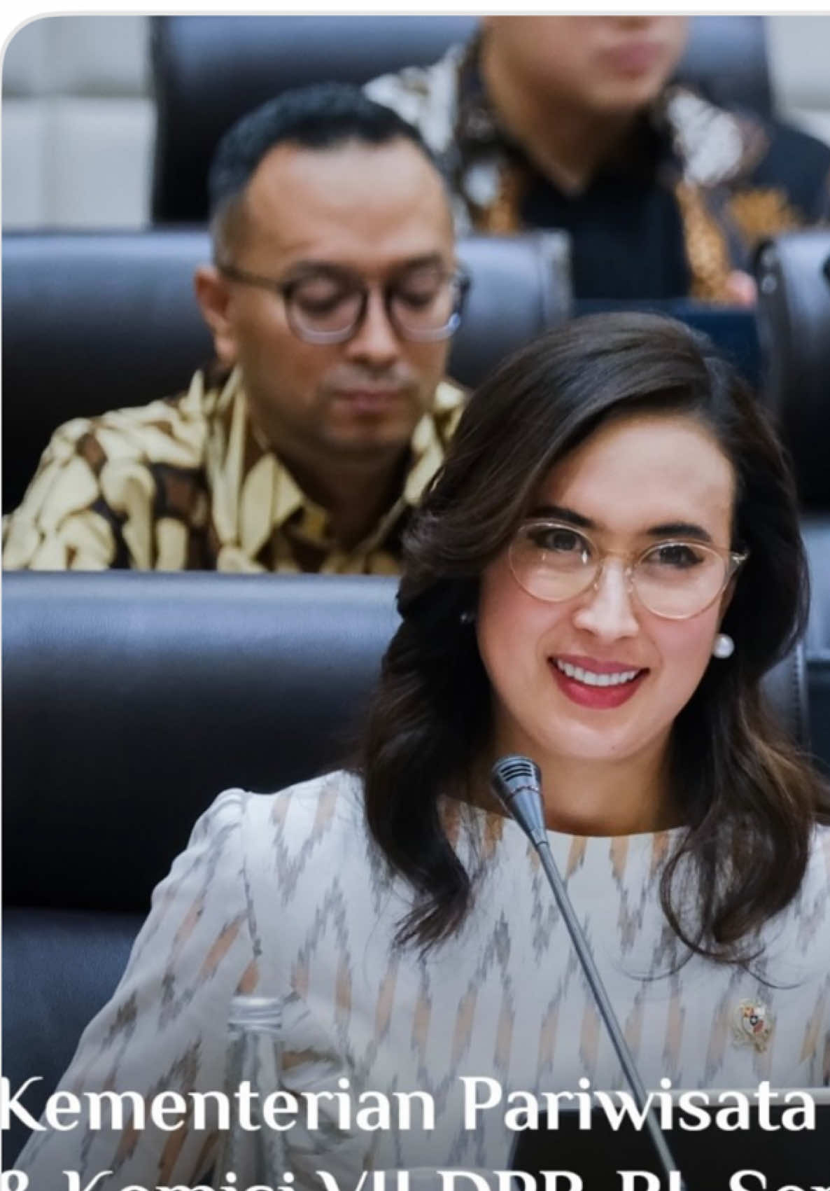 Minggu lalu saya berkesempatan menghadiri Rapat Kerja bersama Komisi VII DPR RI, yang pada kesempatan ini juga digabung dengan Kementerian Perindustrian. Suasana rapat berlangsung penuh semangat, karena kami semua memiliki tujuan yang sama: memastikan Pariwisata Indonesia tumbuh semakin kuat, berdaya saing, dan memberikan manfaat nyata bagi seluruh masyarakat. Dalam pembahasan, saya menyampaikan bahwa pariwisata bukan hanya tentang destinasi indah, melainkan juga tentang bagaimana ekosistem pendukungnya bergerak. Dari industri kreatif, transportasi, energi, hingga berbagai lini yang saling bersinergi, semuanya berperan penting membangun pondasi kokoh untuk pariwisata Indonesia. Kami sepakat bahwa pariwisata telah terbukti memberikan kontribusi signifikan terhadap pertumbuhan ekonomi nasional, baik melalui devisa dari wisatawan mancanegara maupun perputaran ekonomi dari wisatawan nusantara. Angka kunjungan yang terus meningkat juga menjadi sinyal optimis bahwa sektor ini bisa menjadi lokomotif pembangunan ekonomi daerah. Lebih dari itu, pariwisata membuka peluang besar bagi lapangan kerja baru, terutama di daerah. Mulai dari UMKM, pelaku desa wisata, pengrajin, seniman, hingga generasi muda kreatif, semuanya bisa terlibat langsung. Dengan sinergi bersama DPR dan Kementerian terkait, kami berharap peluang ini bisa terus diperluas agar kesejahteraan masyarakat semakin terasa. Saya percaya, dengan kolaborasi lintas sektor dan dukungan penuh dari berbagai pemangku kepentingan, pariwisata Indonesia akan semakin tangguh menghadapi tantangan zaman. Sinergi ini adalah bukti bahwa pariwisata bukan berdiri sendiri, melainkan bergerak bersama-sama dengan industri lain untuk menciptakan manfaat yang lebih luas. Mari kita terus jaga semangat kolaborasi ini, agar pariwisata Indonesia semakin berkembang, berdaya saing global, dan membawa kesejahteraan yang berkelanjutan bagi seluruh rakyat Indonesia. #ibuwidimenpar #wonderfulindonesia #pesonaindonesia #widiyantiputriwardhana #widiwardhana 