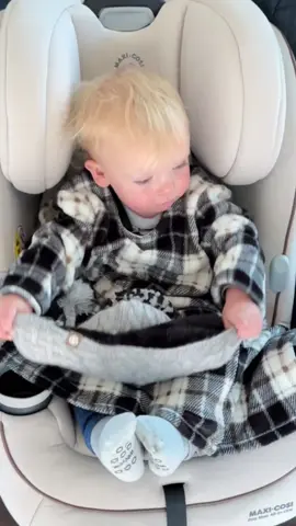 Ohhh sweater weather! Blankie over the harness + cable knit hat = cozy core unlocked. sleeves keep it on, neckline stays down, you just vibe. #sweaterweather #momlife #momhack #bucklemebabycoats #bucklemebaby #toddlermom