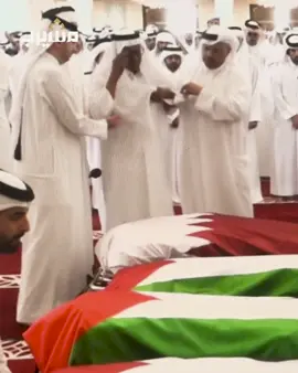 لحظة وداع شهيد الواجب بدر سعد محمد الحميدي الدوسري من قبل ذويه، قبل أداء صلاة الجنازة في مسجد الإمام محمد بن عبدالوهاب